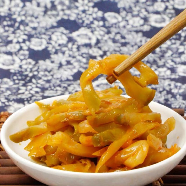 Thực chất, đồ muối chua không chỉ gây tăng huyết áp mà còn làm tổn thương thành trong của mạch máu, khiến cơ trơn của mạch máu bị phình ra, đẩy nhanh quá trình hình thành các mảng xơ vữa, dễ gây tắc nghẽn mạch máu.