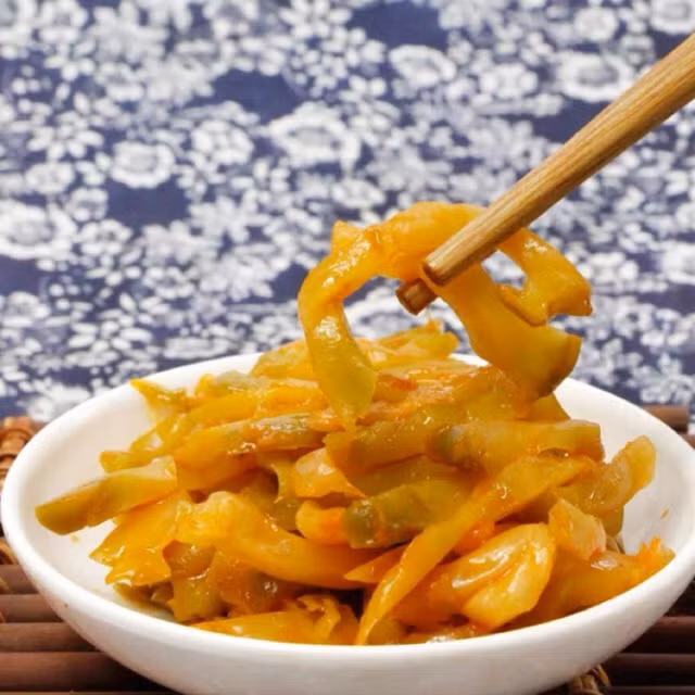 Thực chất, đồ muối chua không chỉ gây tăng huyết áp mà còn làm tổn thương thành trong của mạch máu, khiến cơ trơn của mạch máu bị phình ra, đẩy nhanh quá trình hình thành các mảng xơ vữa, dễ gây tắc nghẽn mạch máu.