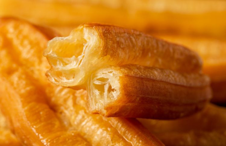 Thứ hai, quẩy chiên. Ông Từ rất thích ăn bánh quẩy chiên buổi sáng. Thực tế, quẩy rất thơm, giòn và ngon nhưng hàm lượng chất béo quá lớn. Sau khi bột được chiên ở nhiệt độ cao, sử dụng nhiều dầu sẽ làm tăng axit béo bão hòa, hấp thụ quá nhiều axit béo này sẽ làm tăng huyết áp.