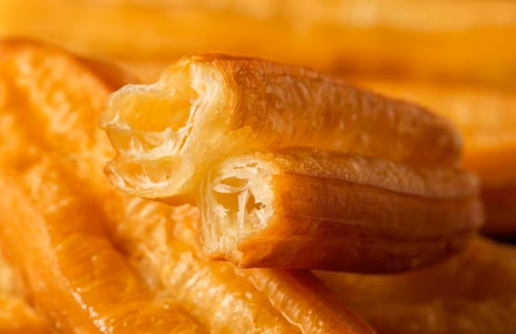 Thứ hai, quẩy chiên. Ông Từ rất thích ăn bánh quẩy chiên buổi sáng. Thực tế, quẩy rất thơm, giòn và ngon nhưng hàm lượng chất béo quá lớn. Sau khi bột được chiên ở nhiệt độ cao, sử dụng nhiều dầu sẽ làm tăng axit béo bão hòa, hấp thụ quá nhiều axit béo này sẽ làm tăng huyết áp.