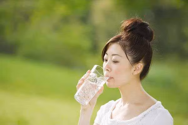 Vậy phải làm thế nào để ổn định lipid máu và tránh xa bệnh nhồi máu não? Thứ nhất, uống nước thường xuyên. Bệnh nhân mỡ máu cao ngoài chú ý chế độ ăn uống cũng nên uống nhiều nước hơn. Uống nước có thể làm loãng máu, giảm độ nhớt của máu, ngoài ra nên bổ sung một số chất tạo mạch.