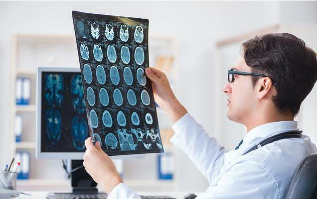 Theo con trai ông Từ, ngày hôm đó khi hai bố con đang đi mua sắm thì bố anh đột ngột kêu đau đầu và muốn nghỉ. Anh đưa bố đến chỗ ngồi rồi chạy đi mua một chai nước mát cho bố. Không ngờ khi quay về bố đã ngã xuống, gọi không thưa.