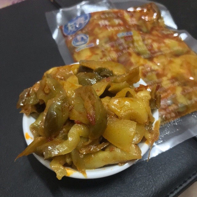 Thứ nhất, đồ muối chua. Ông Từ rất thích ăn đồ muối chua, đặc biệt vào buổi sáng. Dù ăn cháo, mỳ hay bánh bao, ông Từ nhất định phải có một bát đồ muối chua bên cạnh. Lúc thì là dưa chua lúc thì là củ cải muối.