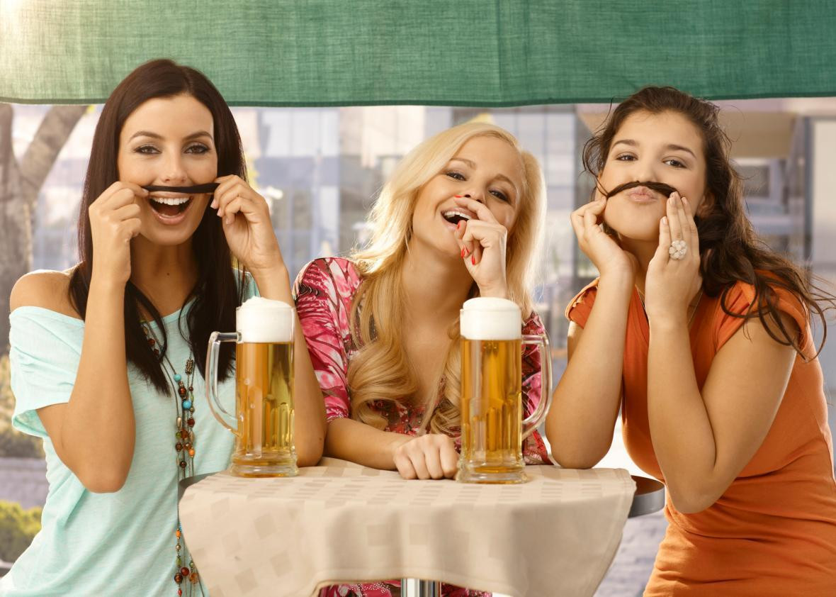 Chuyên gia nhắc nhở rằng việc thoa bia lên mặt sẽ chỉ khiến da kém ẩm, giảm hoạt động của tế bào, khiến độ đàn hồi của da trở nên kém hơn, làm nếp nhăn dễ xuất hiện và bạn sẽ trông già đi hơn nhiều mà không hề hay biết.