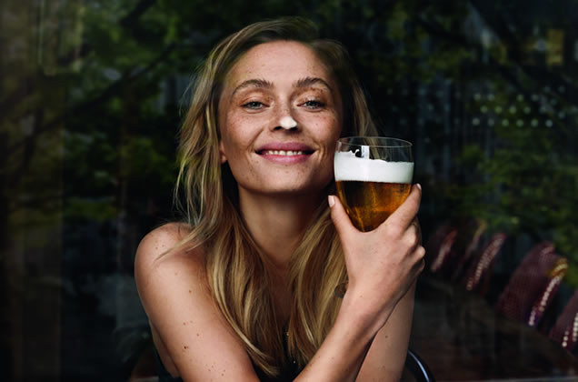 Cũng theo Chiêu Danh Uy, khi chọn mỹ phẩm và các sản phẩm chăm sóc da, đừng chọn các loại mỹ phẩm có chứa cồn, vì cồn dễ bay hơi, khi bay hơi sẽ lấy đi độ ẩm và khiến da khô hơn.