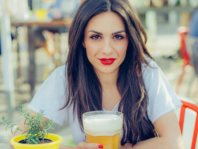 "Sau khi thoa bia lên mặt, làn da của tôi cảm giác như căng hơn giống như khi thoa toner son tất cả chỉ ảo giác tạm thời, bia không giúp thu nhỏ lỗ chân lông", Chiêu Danh Uy nói.