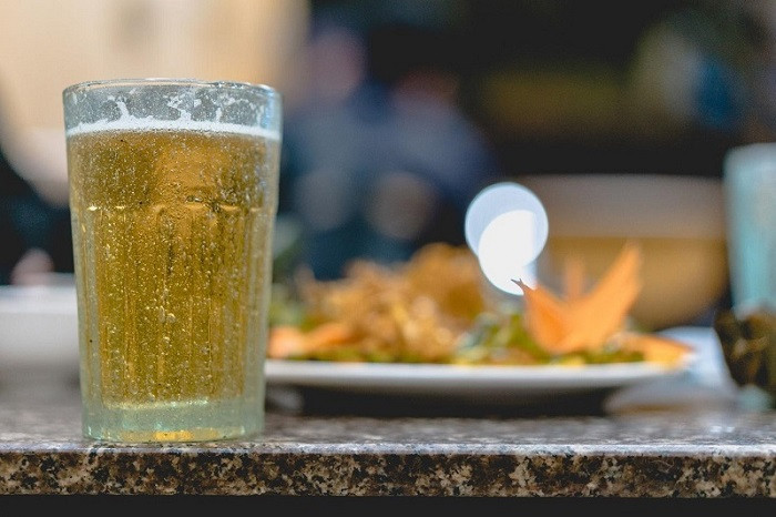 Theo chuyên gia y tế Chiêu Danh Uy người Trung Quốc, sử dụng bia để rửa mặt hoàn toàn không có tác dụng. Hơn nữa, đã không thu nhỏ lỗ chân lông lại còn khiến da yếu đi, dễ hình thành nếp nhăn, khiến bạn trông già hơn.