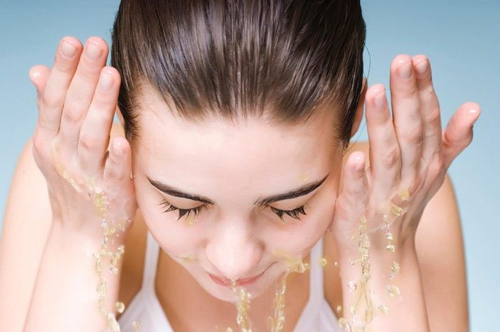 Như bạn đã biết, khi da mất độ ẩm, các tế bào sừng của biểu bì bị mất nước, tình trạng khô ngay lập tức sẽ khiến da có cảm giác căng nhưng không hề giúp các lỗ chân lông thu nhỏ. Đây chính là điểm ảo của bia khi thoa lên mặt.