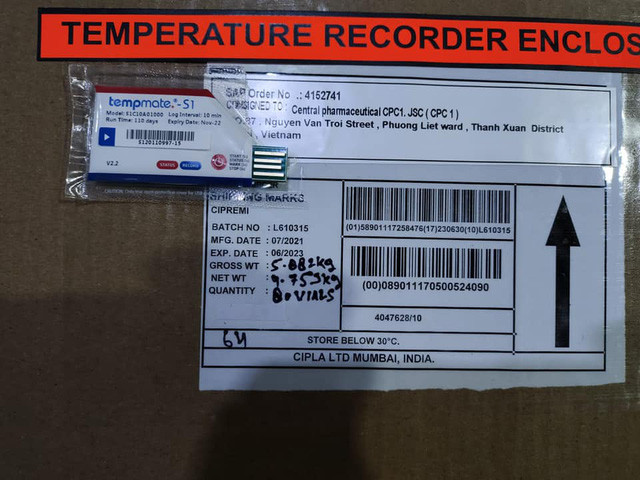 Trong ảnh là tem dán ghi rõ nguồn gốc xuất xứ của lô thuốc Remdesivir do Công ty dược phẩm Cipla, Ấn Độ sản xuất. *Về liều dùng, người lớn và trẻ em ≥ 12 tuổi, cân nặng trên 40kg hoặc nhóm trẻ em: Ngày đầu tiên: liều 200mg truyền tĩnh mạch trong vòng 30 – 120 phút, những ngày sau liều: 100mg truyền tĩnh mạch, trong 2-5 ngày. *Đối với bệnh nhân không thấy cải thiện về mặt lâm sàng sau 5 ngày điều trị thì có thể điều trị tiếp liều này (100mg) cho đến 10 ngày: Cách dùng: lấy 19 ml nước cất pha vào lọ thuốc Remdesivir 100mg để được 20 ml thuốc sau đó pha với 230ml Nacl 0,9% truyền tĩnh mạch trong vòng 30 – 120 phút. *Với trẻ em &lt; 12 tuổi, cân nặng từ 3,5-40kg dùng liều thấp hơn: Ngày đầu tiên: liều 5mg/kg/liều, những ngày sau liều: 2,5mg/kg/liều truyền tĩnh mạch, trong 2-5 ngày. Đối với bệnh nhân không thấy cải thiện về mặt lâm sàng sau 5 ngày điều trị thì có thể điều trị tiếp liều này (2,5mg/kg/liều) cho đến 10 ngày.
