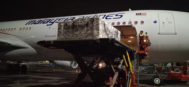 Remdesivir sẽ được đưa vào điều trị cho những bệnh nhân COVID-19 trong thời gian sớm nhất. Khi truyền, không truyền Remdesirvir cùng lúc với các thuốc khác. Thuốc Remdesivir chống chỉ định với những bệnh nhân quá mẫn với bất kỳ thành phần của thuốc; suy thận eGFR &lt; 30mL/phút; tăng enzyme gan ALT &gt; 5 lần giá trị giới hạn trên; suy đa tạng nặng. Đối với nhóm phụ nữ có thai và cho con bú nên thận trọng khi sử dụng.