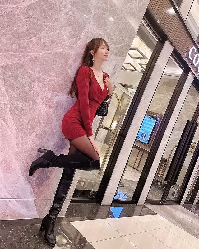 Chiều cao nổi bật cùng body chữ S đẹp hoàn mỹ khiến Sansa thoải mái diện đồ. Dù chỉ mặc những bộ váy rất đơn giản, không cầu kỳ, cô nàng vẫn cứ rất nổi bật.