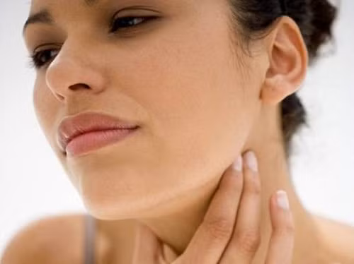 Đồng thời, nước bọt chứa một lượng lớn các nguyên tố vi lượng có thể thúc đẩy quá trình tái khoáng của men răng bị hư hỏng và ngăn ngừa sự phát triển thêm của sâu răng.