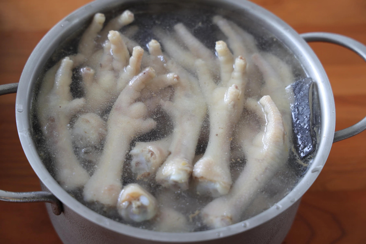 Khi chân gà đã chín, vớt ra ngâm trong nước lạnh khoảng 20 phút