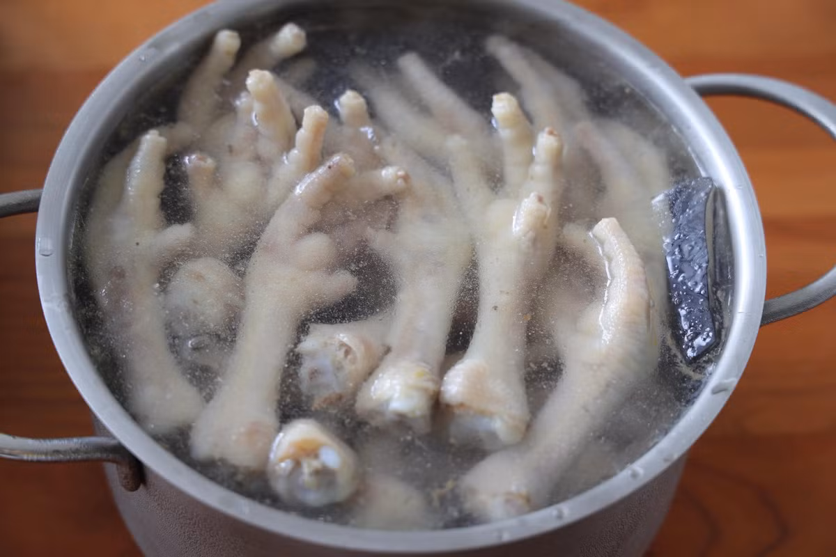 Khi chân gà đã chín, vớt ra ngâm trong nước lạnh khoảng 20 phút