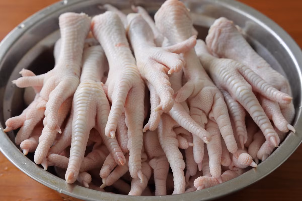 Nguyên liệu: Chân gà, chanh, rau mùi, tỏi, ớt, gừng, hành lá, hạt tiêu, hoa hồi, muối, nửa thìa đường, 1 thìa dấm gạo, 1 thìa dầu hào, 3 ~ 4 thìa nước tương nhạt.Chân gà sau khi rửa sạch thì cắt móng sạch sẽ.