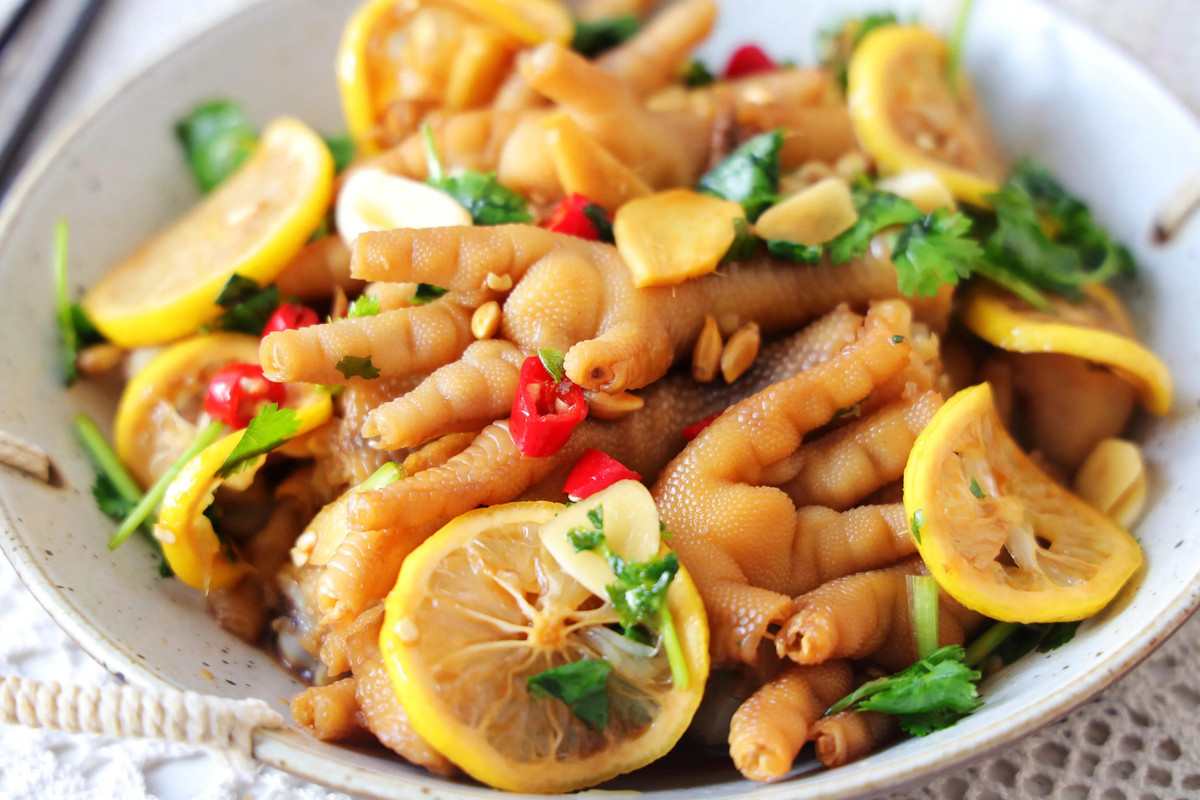 Như vậy, bạn đã có món gà tái chanh chua cay cực ngon miệng này rồi. Tuy quá trình rút xương có hơi mất thời gian nhưng kết quả cực kỳ xứng đáng. Bật mí thêm là sau khi trộn xong, đậy kín, bỏ vào ngăn mát tủ lạnh thêm 2 giờ thì ăn sẽ ngon hơn.