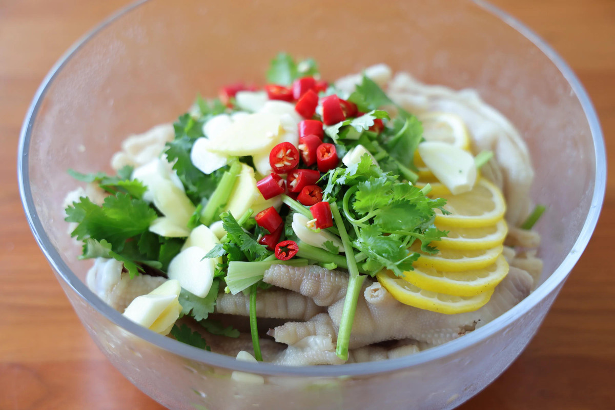 Xong xuôi, đổ các nguyên liệu đã chuẩn bị bị vào âu và trộn. Nêm thêm đường, xì dầu, dầu hào, muối, hoặc nước ớt ngâm. Nên dùng tay đeo găng tiệt trùng để bóp, trộn cho ngấm vị. Trộn bằng đũa không được đều cho lắm.