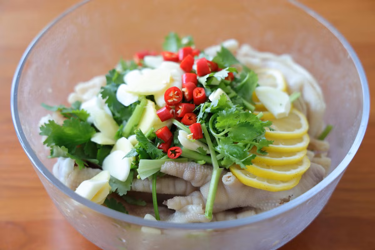 Xong xuôi, đổ các nguyên liệu đã chuẩn bị bị vào âu và trộn. Nêm thêm đường, xì dầu, dầu hào, muối, hoặc nước ớt ngâm. Nên dùng tay đeo găng tiệt trùng để bóp, trộn cho ngấm vị. Trộn bằng đũa không được đều cho lắm.