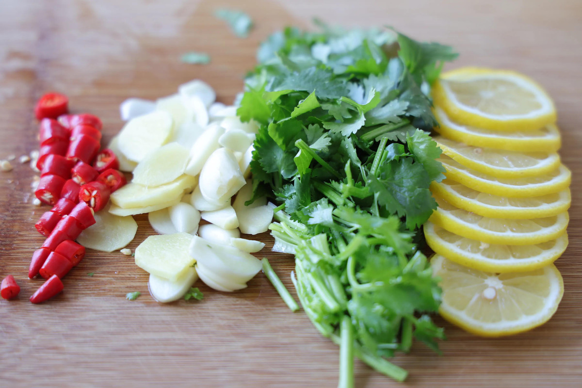 Ở bước này, bạn có thể tự điều chỉnh cay và chua theo sở thích cá nhân. Nếu không thích ăn chua quá, bạn chỉ nên cho nửa quả chanh, nếu không ăn được cay bạn cũng chỉ nên cho vài lát ớt, nếu không sẽ cay quá mất ngon.