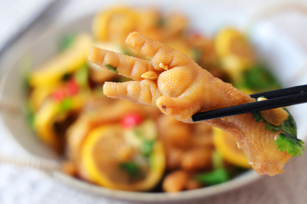 Hôm nay giới thiệu cùng mọi người món chân gà rút xương tái chanh. Mùa thu hanh khô, món trộn như chân gà tái chanh có vị chua chua thanh mát, giòn sần sật, càng ăn càng thích!