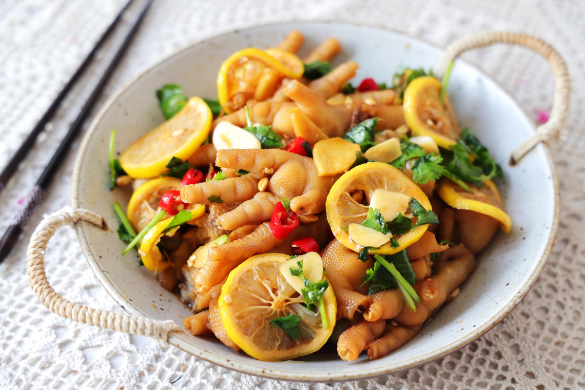 Chân gà là một món ngon đặc biệt ở nhiều nơi. Cứ mỗi địa phương lại có cách nấu nướng khác nhau vì vậy cách làm cũng đa dạng, hương vị cũng rất phong phú, thế nhưng tựu chung lại đều khiến người ta thích mê. Suy cho cùng, chân gà cực dễ ăn lại dễ kết hợp.