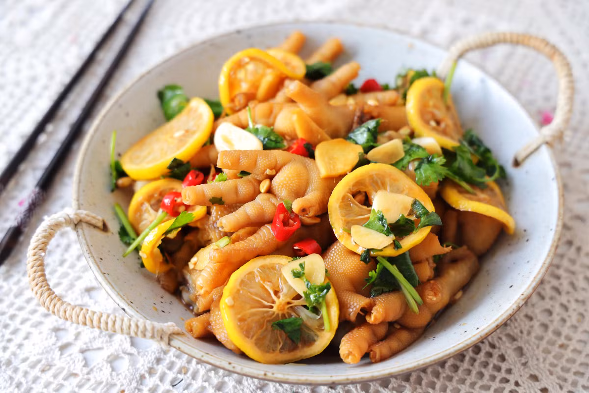 Chân gà là một món ngon đặc biệt ở nhiều nơi. Cứ mỗi địa phương lại có cách nấu nướng khác nhau vì vậy cách làm cũng đa dạng, hương vị cũng rất phong phú, thế nhưng tựu chung lại đều khiến người ta thích mê. Suy cho cùng, chân gà cực dễ ăn lại dễ kết hợp.