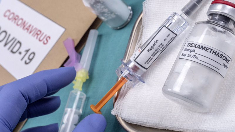 Hiện tại, chỉ có thuốc Remdesivir được Cơ quan Quản lý Thực phẩm và Dược phẩm Hoa Kỳ (FDA) phê duyệt là thuốc điều trị cho bệnh nhân COVID-19 từ 22/10/2020. Remdesivir có khả năng rút ngắn thời gian hồi phục và giảm tỉ lệ tử vong ở bệnh nhân COVID-19 diễn tiến nặng thông qua ức chế hiệu quả sự nhân lên của virus SARS-CoV-2. Dẫu vậy hiệu quả của thuốc này được cho là vẫn còn khiêm tốn.