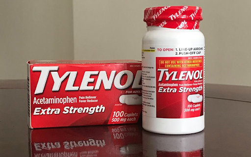 Tylenol thực chất chỉ có tác dụng hạ sốt, giảm đau thông thường, phổ biến và rất có sẵn trên thị trường với giá thành khá rẻ, không phải là thuốc điều trị COVID-19. Chính vì vậy, khi có những triệu chứng tăng nặng như thấy rất khó thở, đau dai dẳng hoặc cảm giác có áp lực trong lồng ngực, không thể tỉnh táo, da môi hoặc móng tay màu nhợt nhạt, mất sức sống, bệnh nhân COVID-19 nên tìm sự giúp đỡ của nhân viên y tế ngay, tuyệt đối không tự ý sử dụng thuốc lung tung. Ảnh minh hoạ: Internet