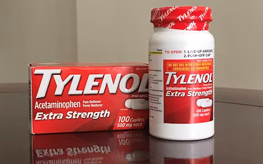 Tylenol thực chất chỉ có tác dụng hạ sốt, giảm đau thông thường, phổ biến và rất có sẵn trên thị trường với giá thành khá rẻ, không phải là thuốc điều trị COVID-19. Chính vì vậy, khi có những triệu chứng tăng nặng như thấy rất khó thở, đau dai dẳng hoặc cảm giác có áp lực trong lồng ngực, không thể tỉnh táo, da môi hoặc móng tay màu nhợt nhạt, mất sức sống, bệnh nhân COVID-19 nên tìm sự giúp đỡ của nhân viên y tế ngay, tuyệt đối không tự ý sử dụng thuốc lung tung. Ảnh minh hoạ: Internet