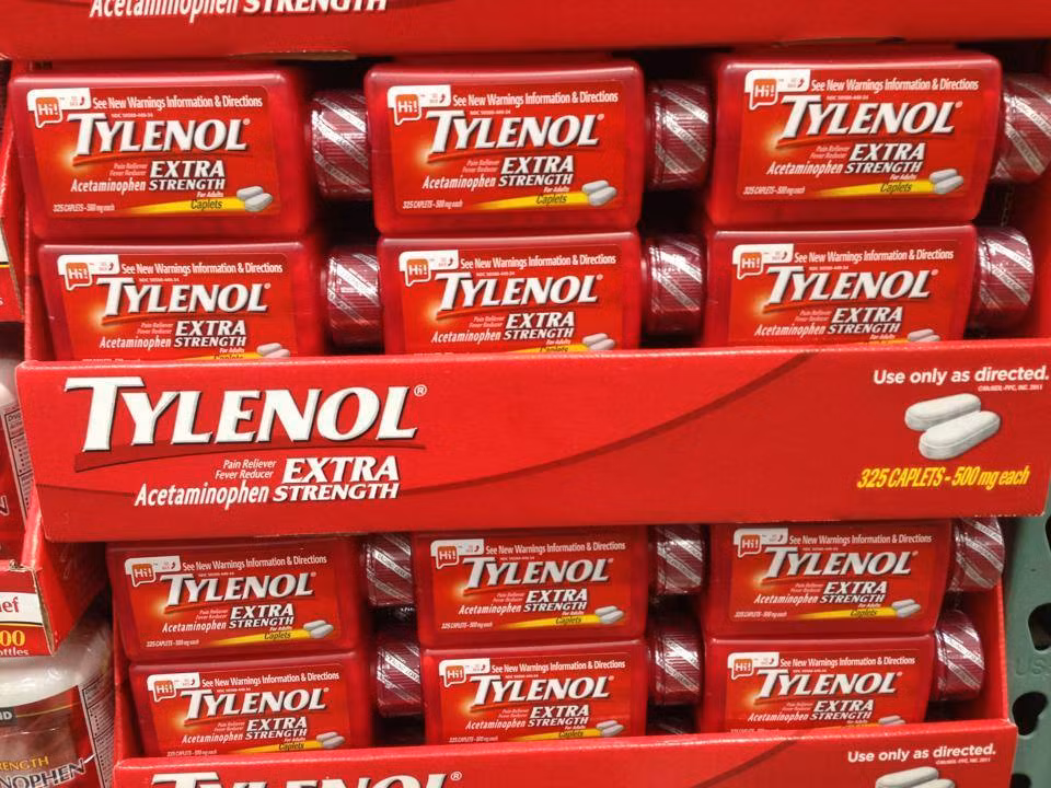 Hiện nay, phương pháp điều trị COVID-19 thường được áp dụng theo triệu chứng. Vậy nên khi sốt, các thuốc hạ sốt thường được dùng. Những bệnh nhân dương tính nCoV, có triệu chứng nhẹ chỉ cần nghỉ ngơi đầy đủ, bổ sung nhiều nước, dùng thuốc hạ sốt, giảm đau là bệnh dần khỏi. Điều này khiến nhiều người lầm tưởng các thuốc chứa Acetaminophen có thể dùng để điều trị COVID-19.