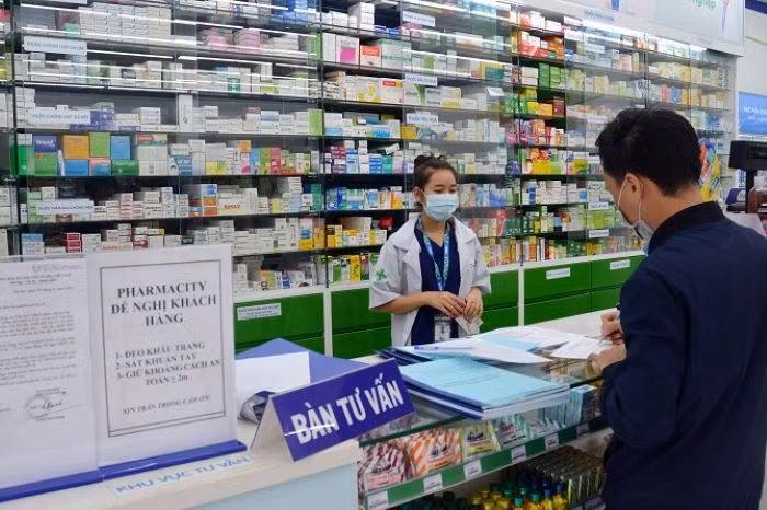 Việc sử dụng dexamethasone có thể làm giảm tỉ lệ tử vong khoảng 30% đối với những bệnh nhân sử dụng máy thở và khoảng 20% đối với những bệnh nhân cần bổ sung oxy.