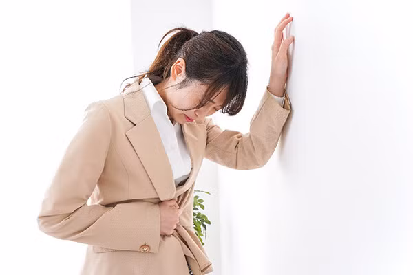 Tắc ruột nhìn chung cũng gây đau bụng, chướng bụng, buồn nôn, nôn mửa, thế nhưng bệnh này phát triển nhanh có thể nguy hiểm đến tính mạng nên cần hết sức lưu ý.