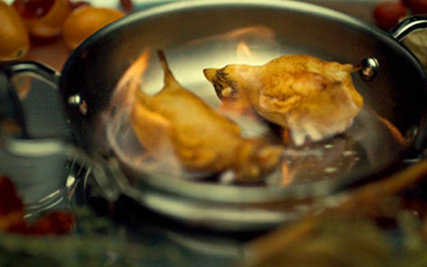 Khi đã hoàn thành tất cả các bước trên, đầu bếp sẽ nêm và tẩm ướp thêm chút gia vị rồi đem nướng trong khoảng từ 6 - 8 phút. Sau khi nướng xong, chim họa mi sẽ có màu vàng óng và dậy lên mùi thơm vô cùng mê người. Tuy vậy, người ăn món này cũng cần tuân thủ nghi lễ đặc biệt, đó là trùm trắng lên đầu khi ăn.