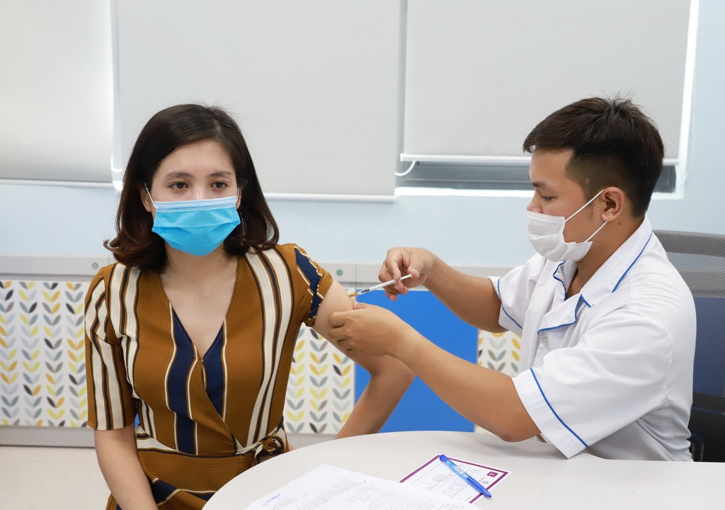 Thứ hai, vắc xin Sinopharm được chỉ định cho người từ 18 tuổi trở lên. Người tiêm sẽ được tiêm mỗi liều 0,5 ml vào bắp. Lịch tiêm gồm hai mũi, cách nhau 21-28 ngày. Nếu liều thứ hai bị trì hoãn quá 4 tuần thì cần được tiêm trong thời gian sớm nhất có thể.