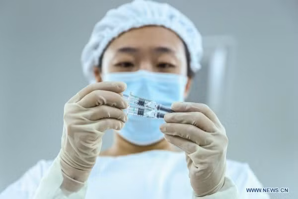 ...viêm dạ dày, đổi màu phân, bệnh nhãn khoa, mờ mắt, kích ứng mắt; đau tai, căng thẳng, tăng huyết áp, hạ huyết áp, tiểu tiện không tự chủ, chậm kinh nguyệt. Riêng về phản ứng phản vệ sau tiêm vắc xin Sinopharm hiện chưa đủ thông tin để ước tính.