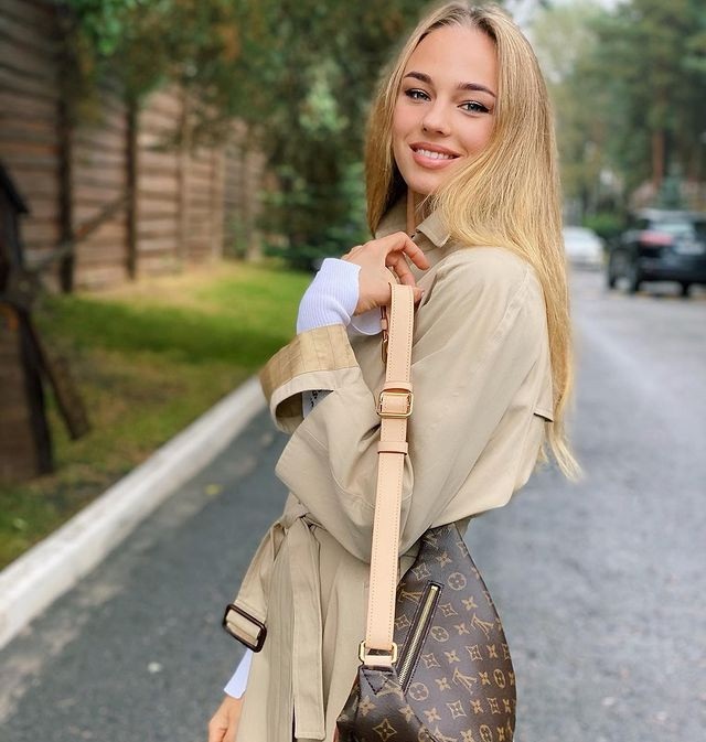 Cô nàng cũng cho biết bản thân yêu thích du lịch và khám phá. Cô thường xuyên ghé thăm nhiều địa danh nổi tiếng và ghi lại khoảnh khắc ấn tượng.