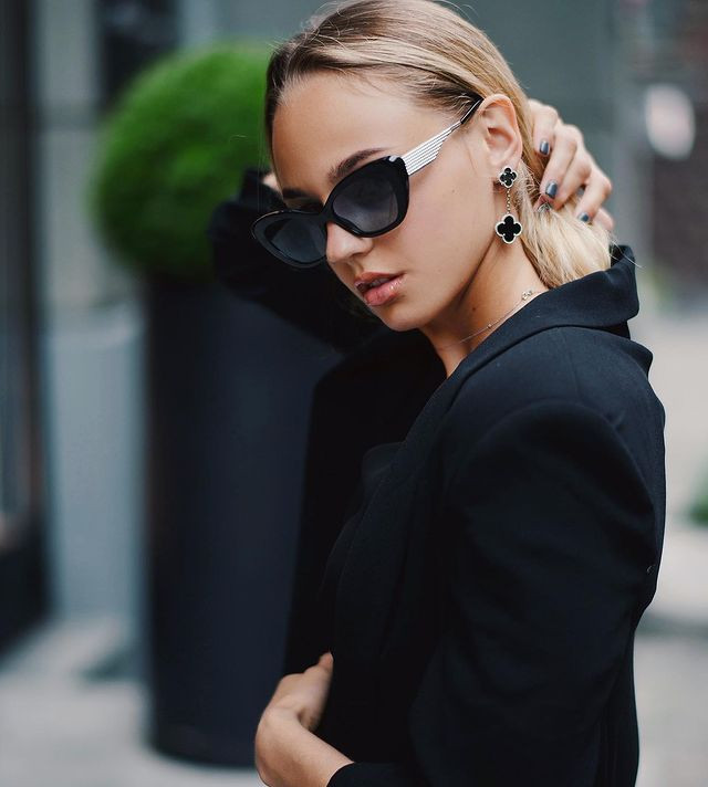 Daria cũng rất chú trọng đến phụ kiện như kính mắt, khuyên tai. Theo cô nàng, những phụ kiện nhỏ như vậy nhưng lại là điểm nhấn nổi bật trong một bộ trang phục đơn giản, sang trọng.