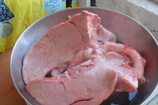 Theo bác sĩ chuyên khoa ung bướu điều trị cho ông Ngô, phổi lợn là bộ phận không nên ăn nhất trên cơ thể con lợn. Phổi lợn luôn có thể bị nhiễm độc ở một mức độ nhất định, nguyên nhân có thể là do việc xử lý phổi lợn không đúng cách, dễ tích tụ độc tố.