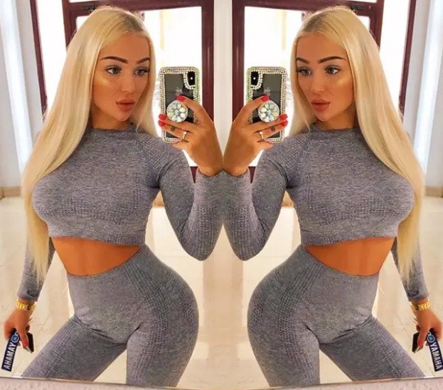 Để khoe dáng triệt để hơn, Emmy Russ cũng thườn diện những bộ đồ crop-top - quần cạp cao và bó sát. Cô nàng trông vô cùng khỏe mạnh, gợi cảm và tràn đầy sức sống.