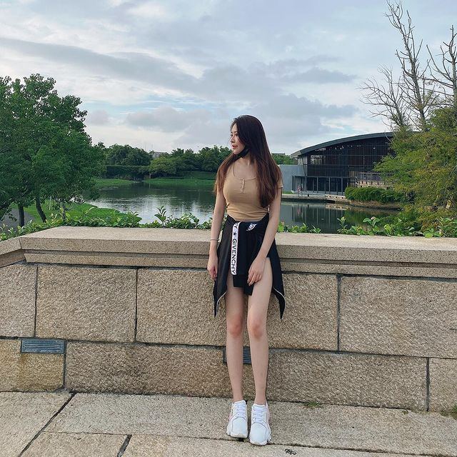 Qua những hình ảnh mà Tạ Hựu Tâm đăng tải, có thể thấy rõ rằng cô nàng rất thích diện đồ bó sát. Trang phục mà Hựu Tâm thường sử dụng là crop-top mix cùng quần short bò.