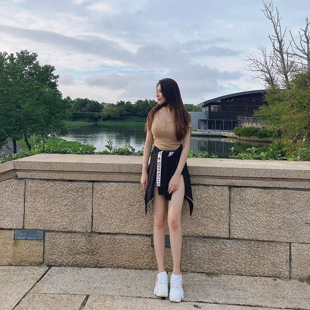 Qua những hình ảnh mà Tạ Hựu Tâm đăng tải, có thể thấy rõ rằng cô nàng rất thích diện đồ bó sát. Trang phục mà Hựu Tâm thường sử dụng là crop-top mix cùng quần short bò.