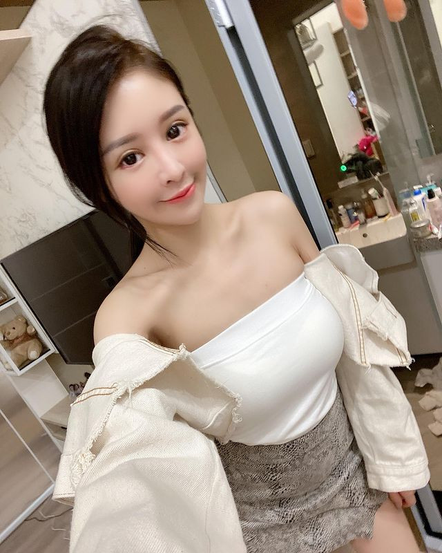 Trở thành mẫu ảnh toàn thời gian, Tạ Hựu Tâm dường như lột xác hoàn toàn. Cô nàng không còn e ngại bất cứ điều gì mà thoải mái diện những bộ trang phục nóng bỏng, thoải mái khoe cơ thể trên mạng xã hội.