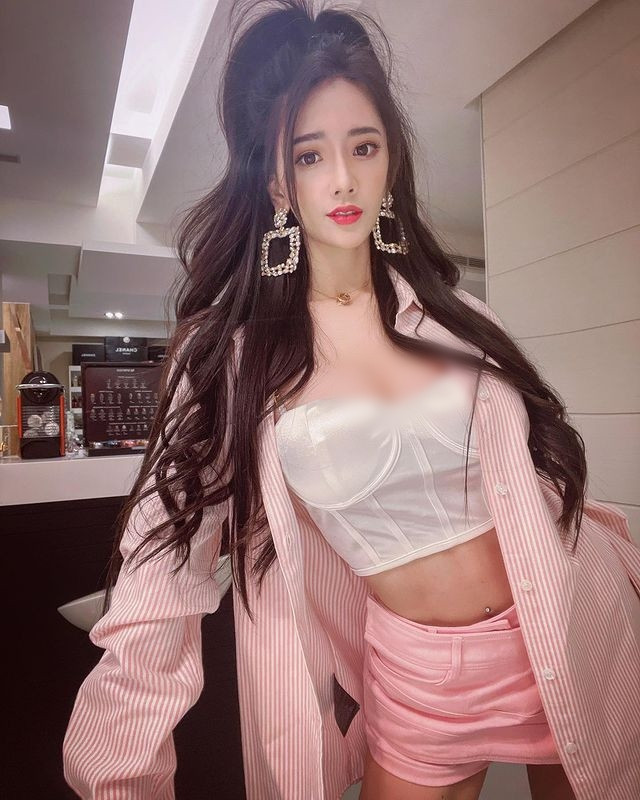 Rất nhiều người hâm mộ của Tử Hàm khen ngợi phong cách thời trang cá tính nhưng cũng tràn ngập nữ tính của nữ diễn viên trong lần quay trở lại này.