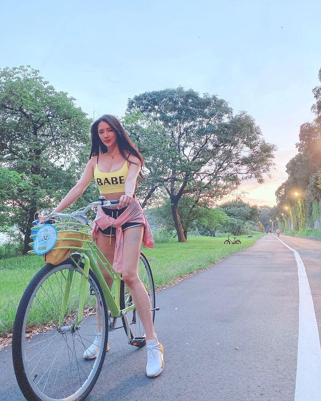 Được biết, khi có thời gian, Tử Hàm cũng thường đạp xe đạp để giữ gìn vóc dáng và tăng cường sức khỏe.