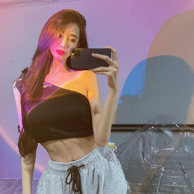 Nữ diễn viên cũng thường xuyên diện crop top để khoe vòng eo con kiến và chiếc bụng phẳng lỳ của mình.