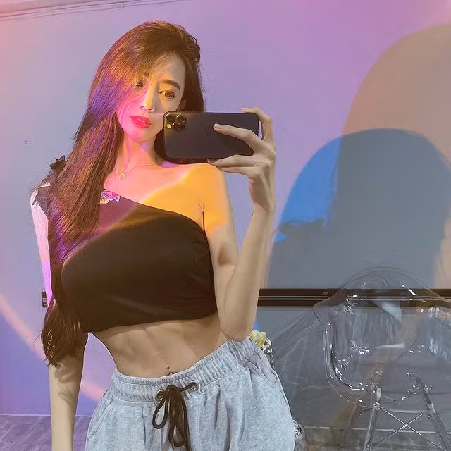 Nữ diễn viên cũng thường xuyên diện crop top để khoe vòng eo con kiến và chiếc bụng phẳng lỳ của mình.