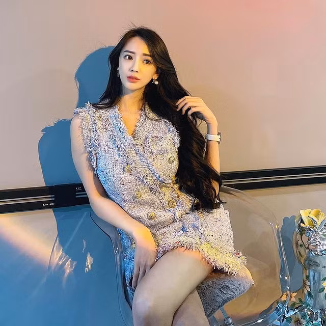 Ngoài những đồ ăn uống lành mạnh và giàu vitamin, Tử Hàm rất ít khi ăn hoặc dùng bữa quá dư thừa chất. Nhờ vậy, không chỉ có dáng vóc đẹp chuẩn mực, nữ diễn viên còn khỏe mạnh.