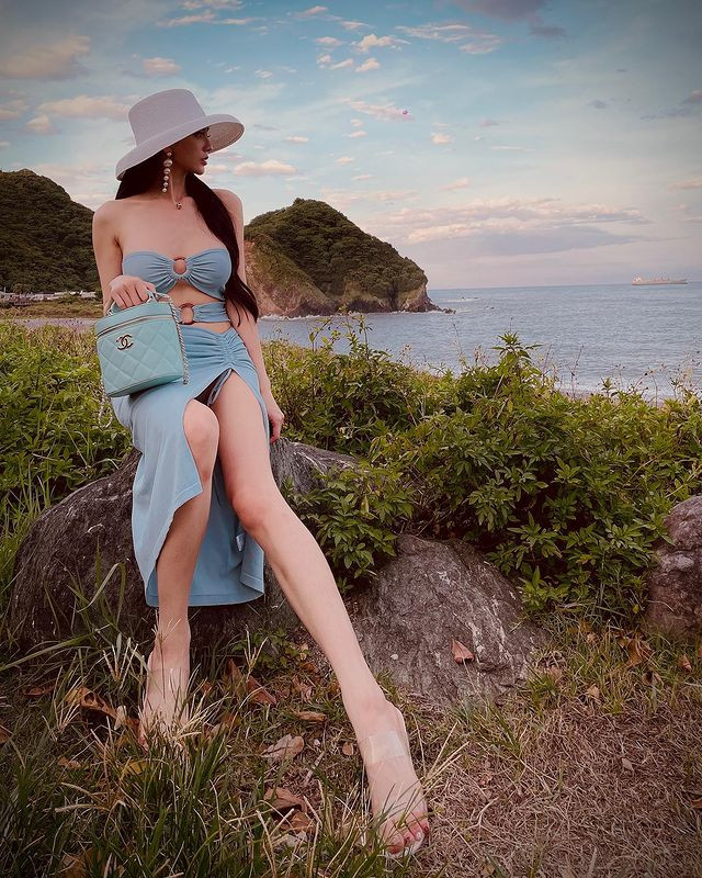 Hiện tại, Tử Hàm đã không còn ngại diện những trang phục khoe dáng triệt để như thế này. Cô nàng khéo léo kết hợp thêm phụ kiện để vừa quyến rũ vừa ngọt ngào.