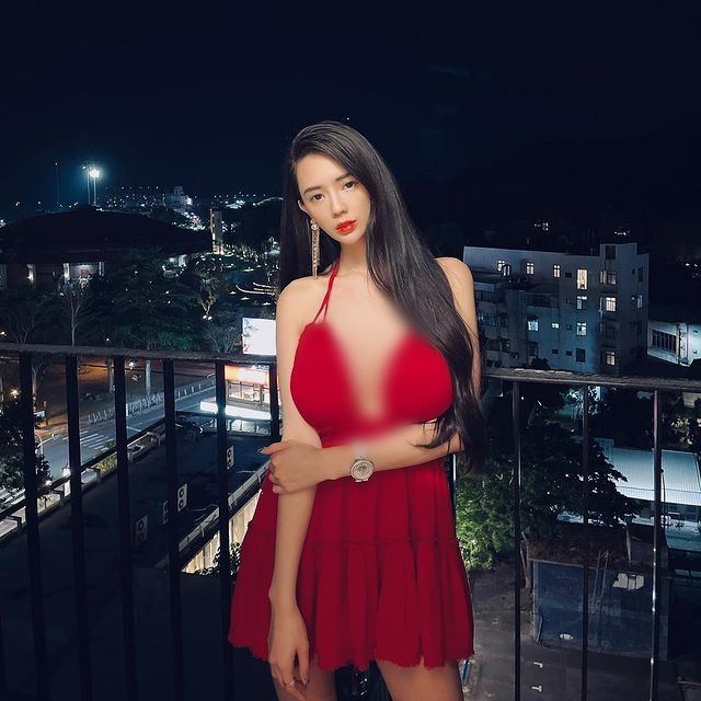 Theo Tử Hàm, nếu có một thân hình đẹp, cô có thể diện mọi trang phục mà mình thích. Từ những set đồ gợi cảm, xẻ sâu, nâng ngực đến nhưng set đồ cá tính, thoải mái.