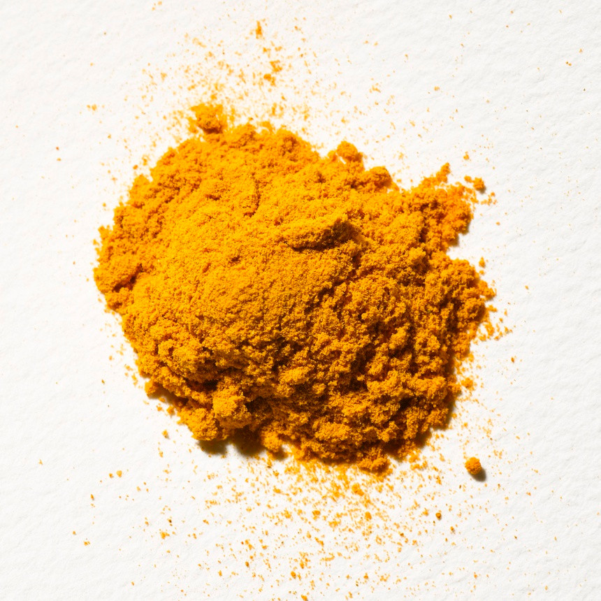 2. Mặt nạ làm dịu da: Trộn hỗn hợp gồm một thìa bột yến mạch, 4 thìa bột hoa cúc, 4 thìa đất sét kaolin, một thìa bột nghệ, một thìa sữa chua và một thìa mật ong nguyên chất. Khuấy đều hỗn hợp đến khi đạt được độ sệt như kem. Có thể thêm một ít nước lọc nếu hỗn hợp quá đặc. Thư giãn với mặt nạ trong thời gian 15 phút. Ảnh: LiveAbout.